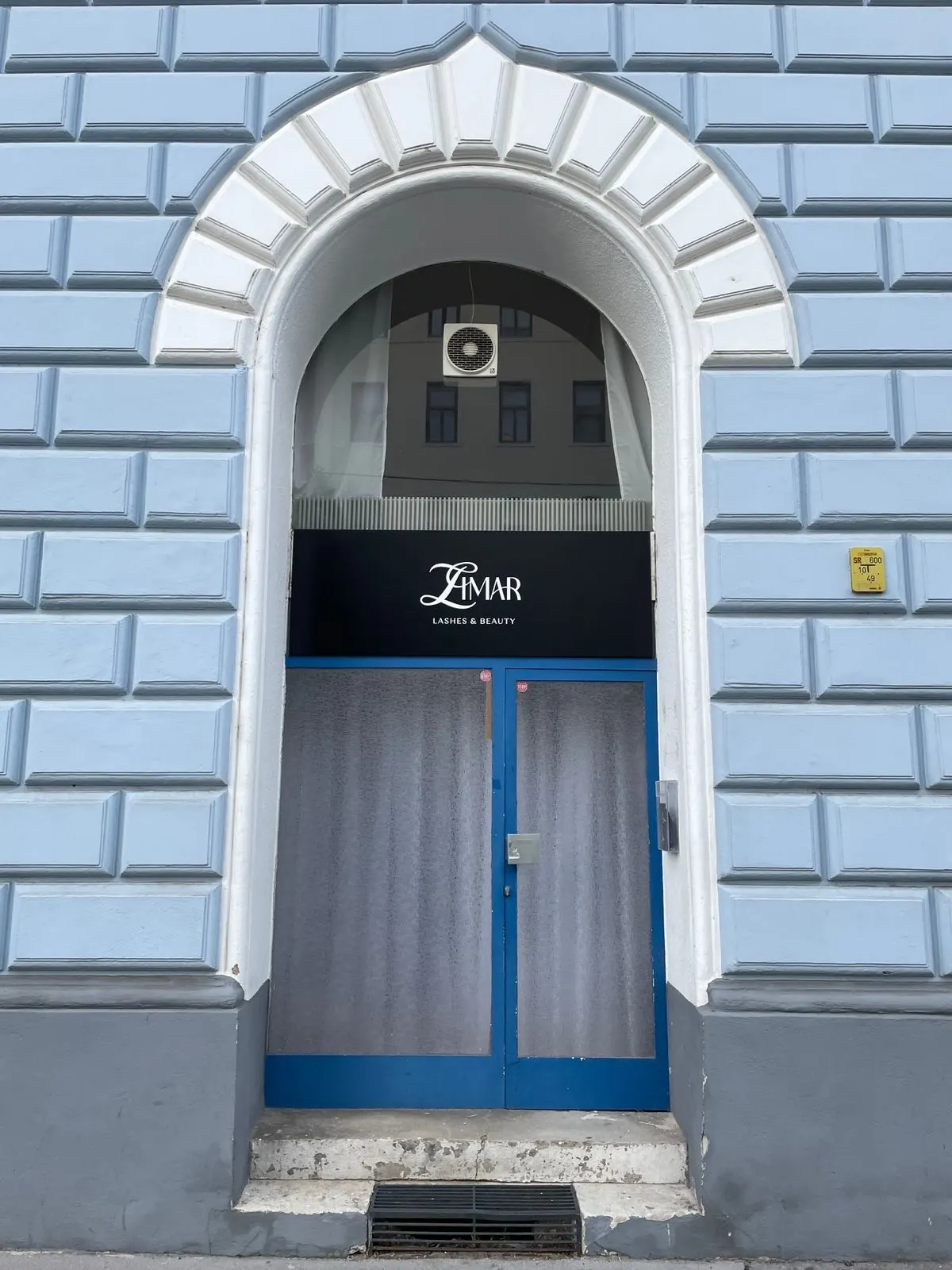 Großbanner 6 × 3 m an einer Fassade – Foto 3