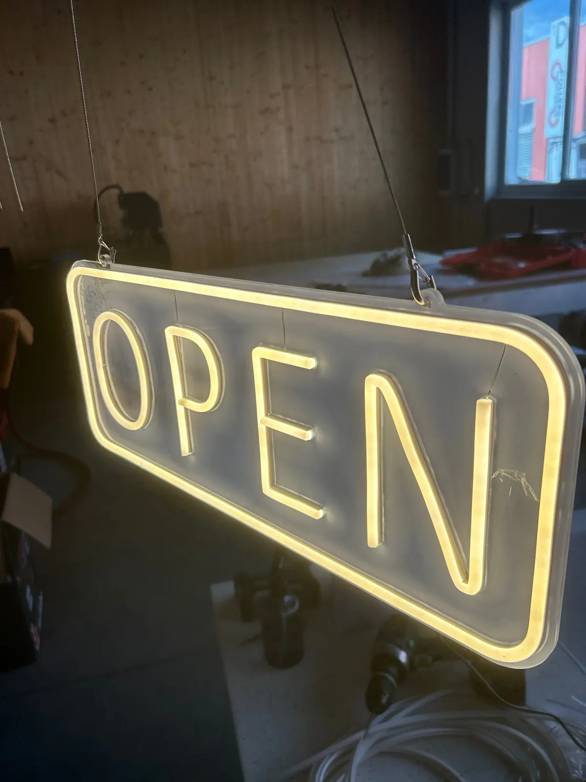 Yoga-Studio: Innenlogo mit LED-Neon – Foto 2