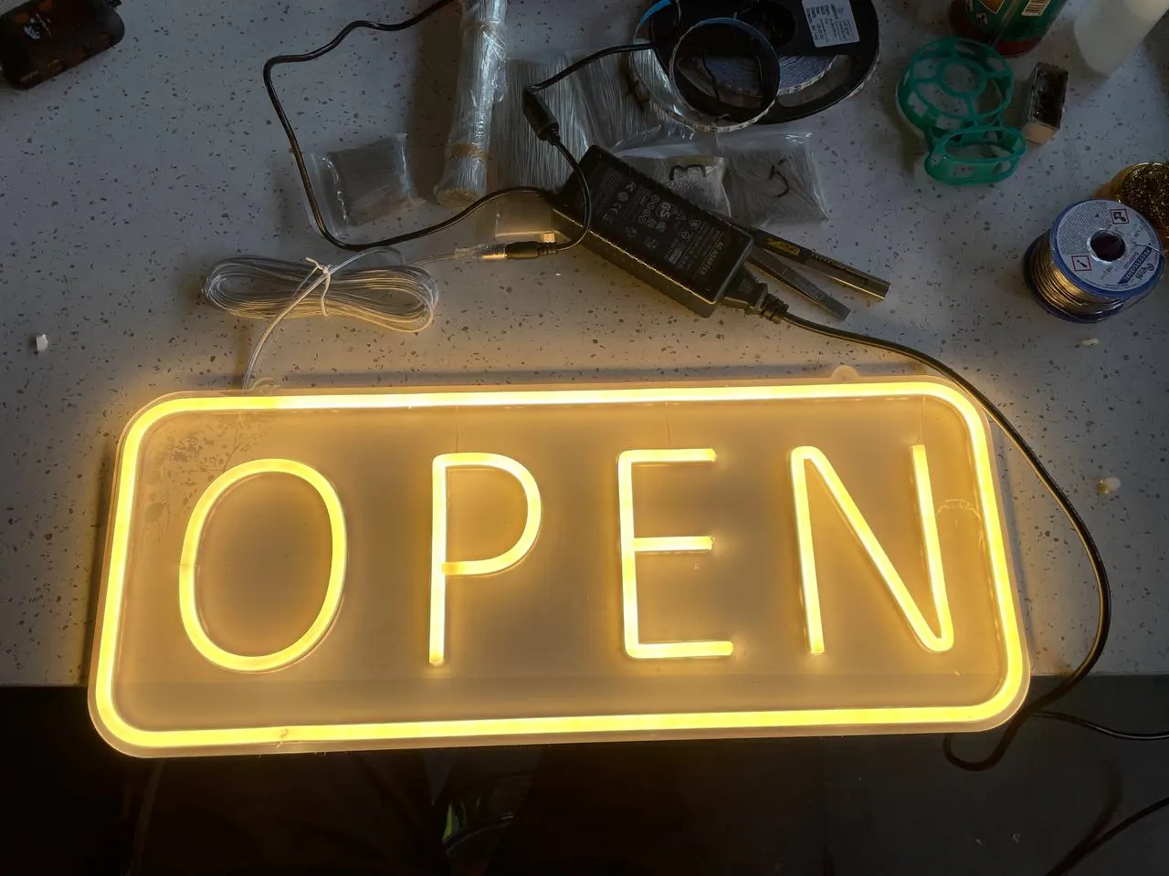 Yoga-Studio: Innenlogo mit LED-Neon – Foto 3