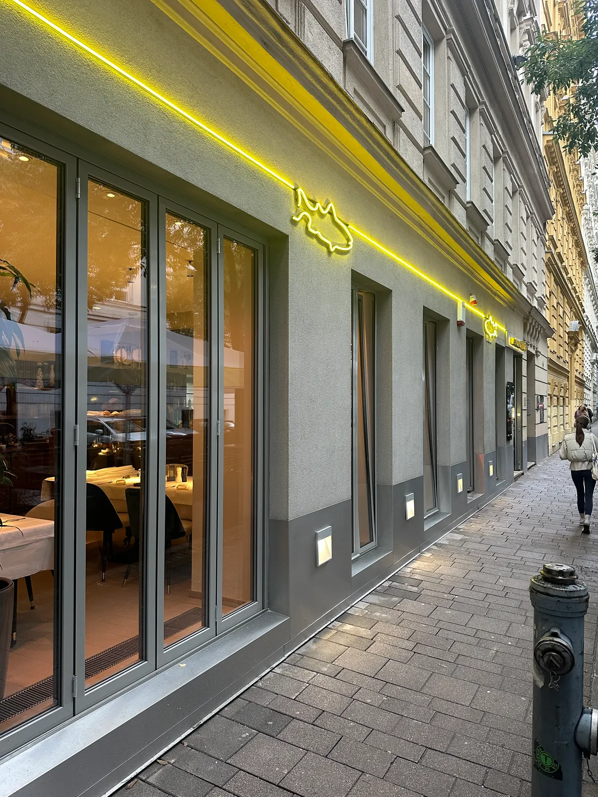 Yoga-Studio: Innenlogo mit LED-Neon – Foto 4