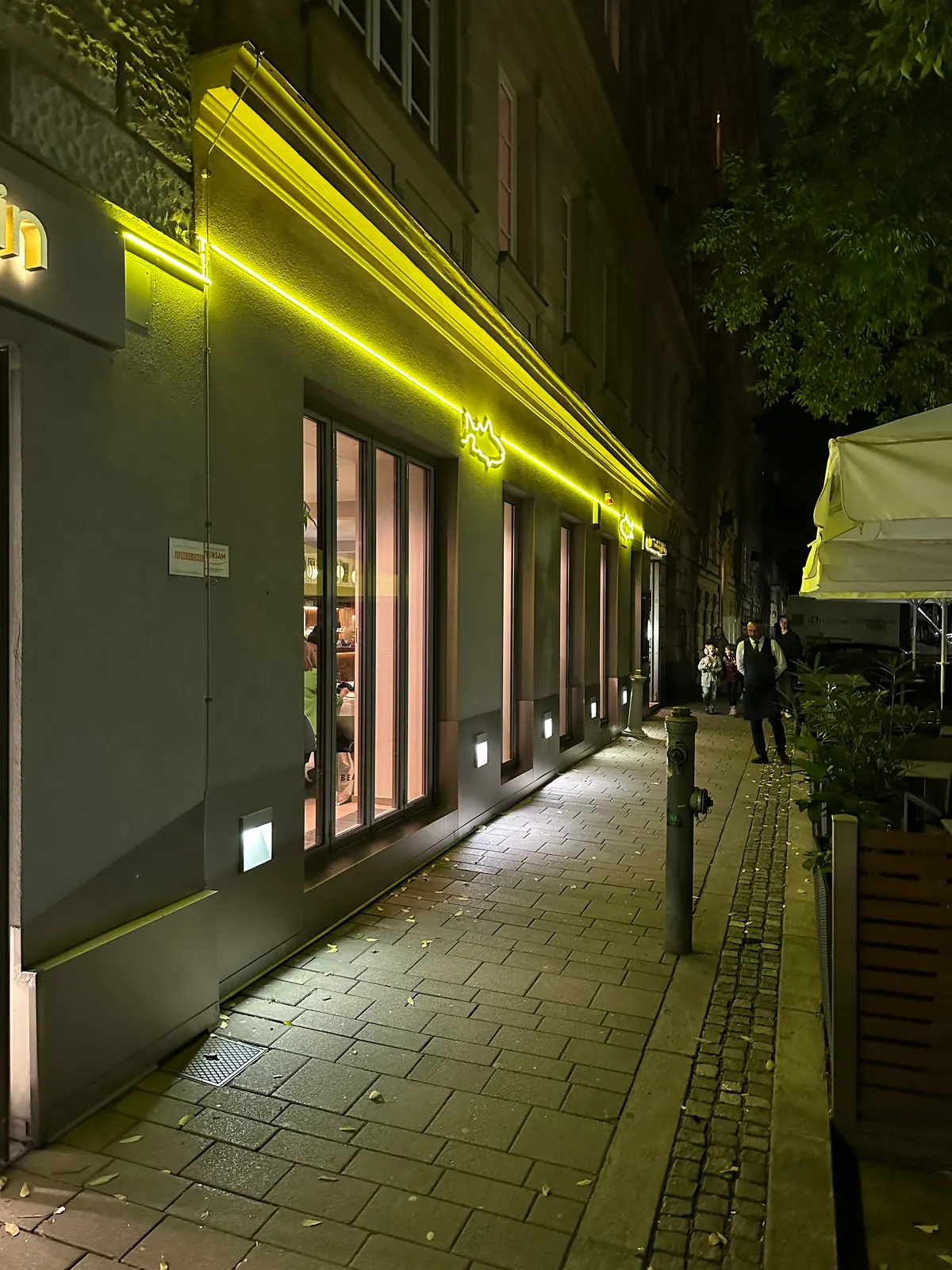 Boutique: Deckenneon und Schaufensterbeschriftung – Foto 2